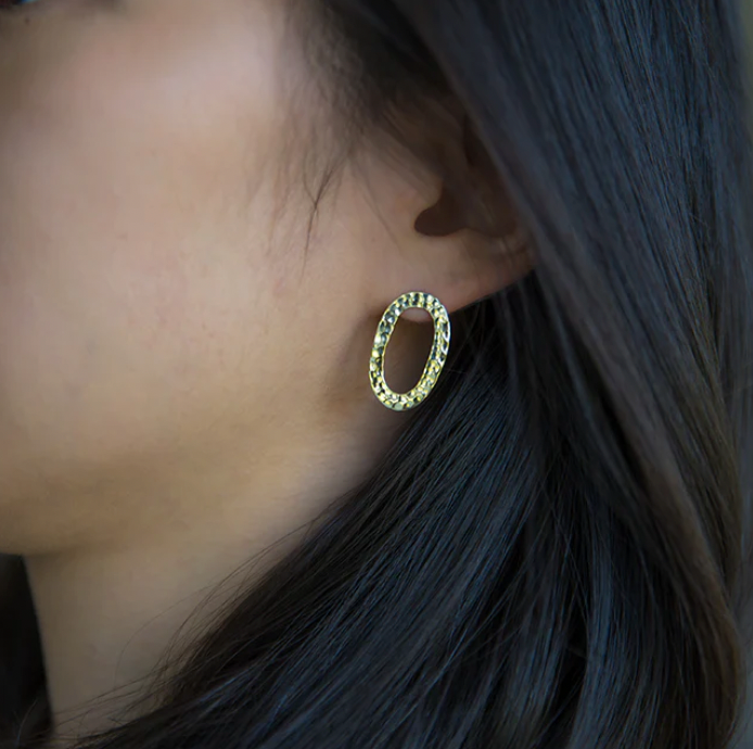 Ovaler gehämmerter Ohrstecker, Messing