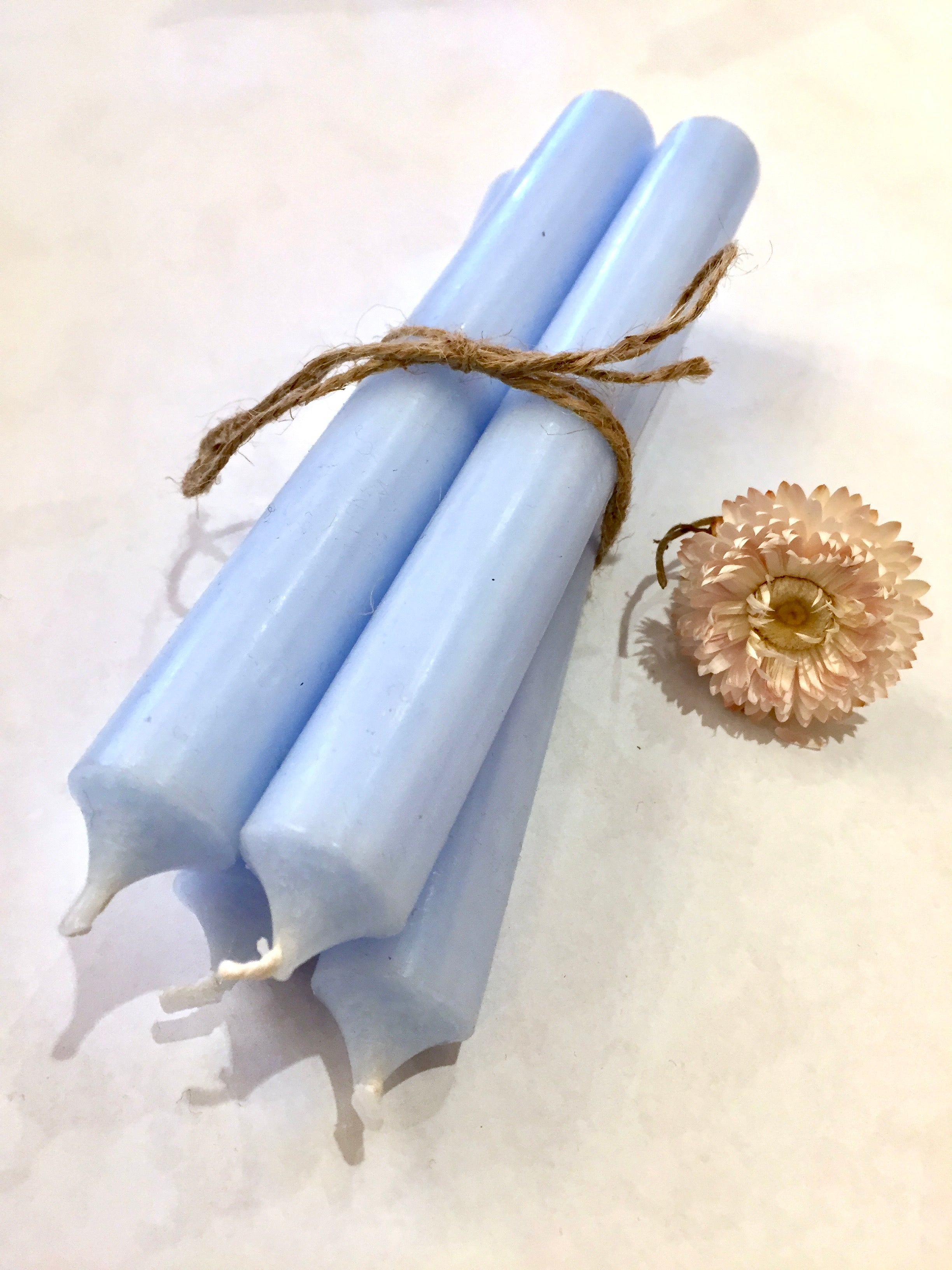 4 Stabkerzen in Pastellblau, Mittel